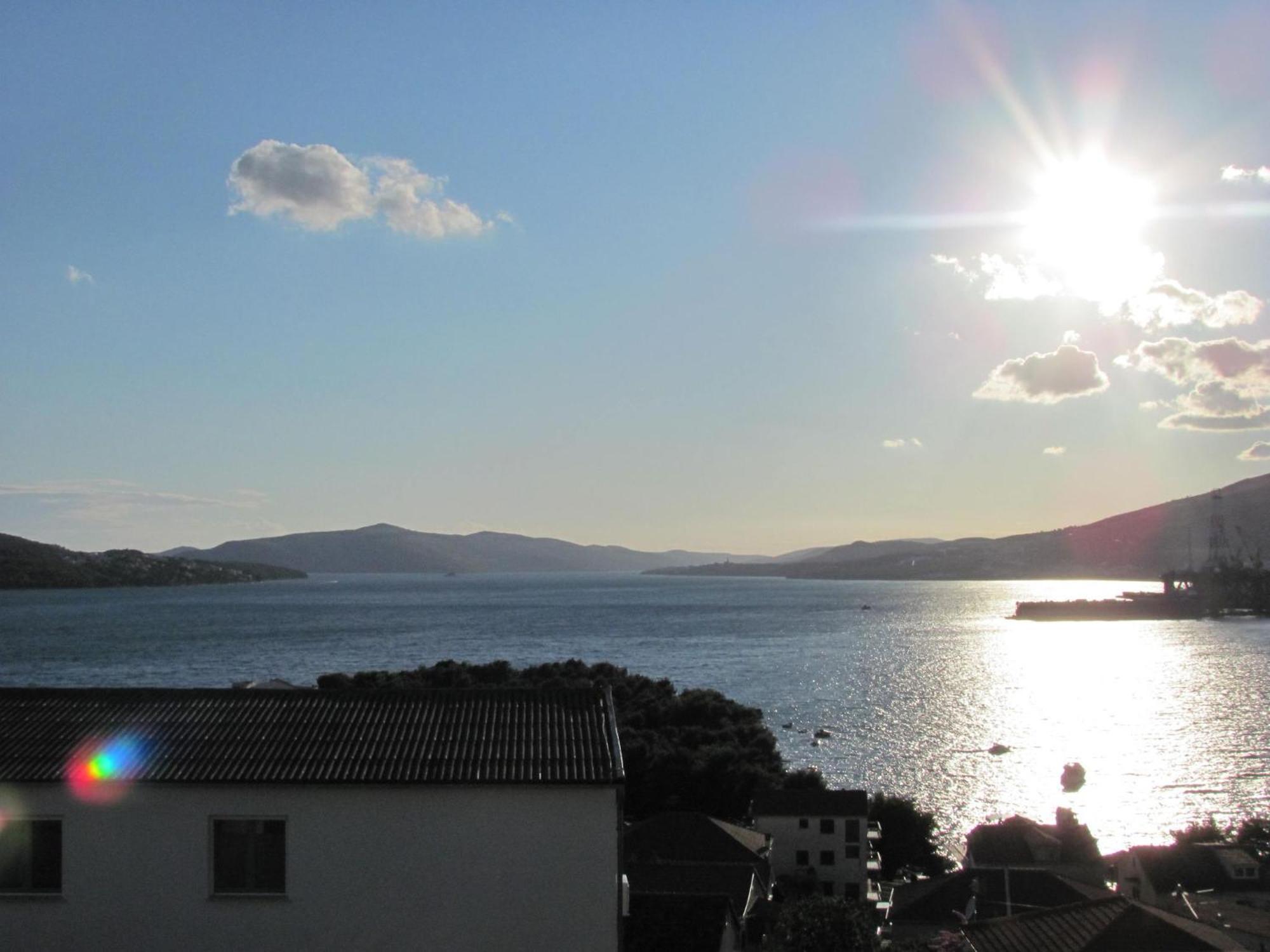 Apartment For Two Persons With Sea View In Trogir Near The Beach Exterior photo